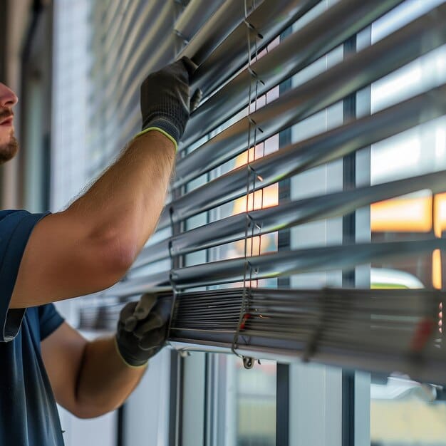 trabajador instalando persianas horizontales edificio oficinas moderno guantes proteccion precision 1099133 12995